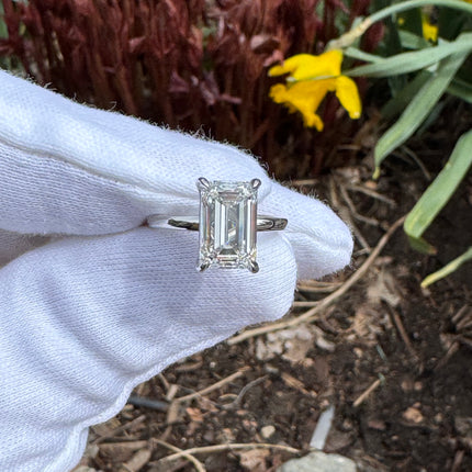 4CT EMERALD CUT LGD ON PLATINUM BAND