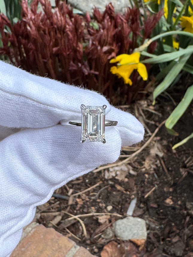 4CT EMERALD CUT LGD ON PLATINUM BAND
