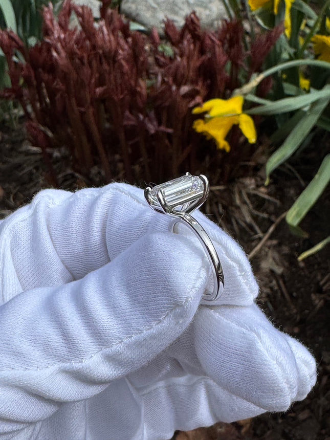 4CT EMERALD CUT LGD ON PLATINUM BAND
